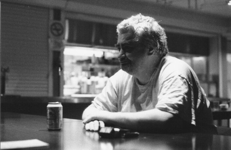 Daniel Johnston zit aan een tafel tijdens de luistertest met Gonzo (circus)