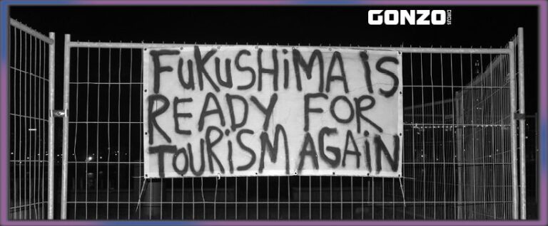 Kunstwerk van Jeroen Jongeleen. Spandoek met de tekst: Fukushima is ready for tourism again